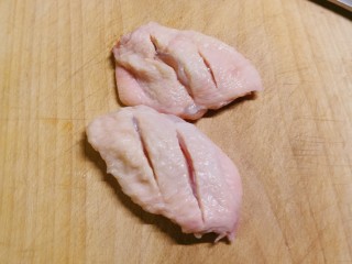3、香酥炸鸡翅,控干水分  划两刀