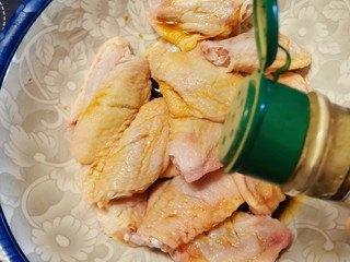 6、香酥炸鸡翅,放入胡椒粉