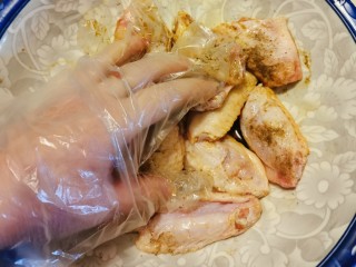 7、香酥炸鸡翅,抓拌均匀