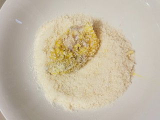 12、香酥炸鸡翅,最后均匀裹上面包糠