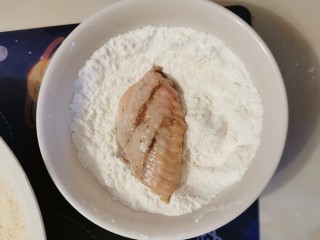 10、香酥炸鸡翅,腌好的鸡翅先放入面粉里滚一圈