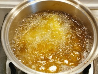 14、香酥炸鸡翅,炸锅放入食用油  油温6成热放入鸡翅  小火慢慢炸