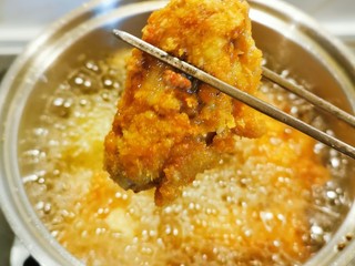 15、香酥炸鸡翅,炸至金黄 捞出