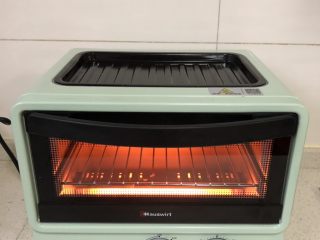 1、蔬菜三明治,多功能小烤箱预热一下