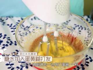 12、提拉米苏,煮沸的糖水加入蛋黄糊继续打发,刚开始加入的时候要一点点慢慢加,否则会因为糖水太烫把蛋黄烫熟,结块,影响慕斯的口感,打发至膨胀到3倍大,发白,浓稠出现纹路并且没有感觉到明显温度就可以了