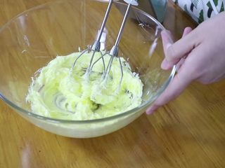 6、真正有巧克力的巧克力曲奇,用打蛋器稍许打发