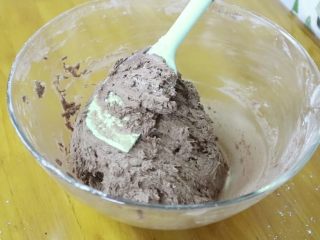 15、真正有巧克力的巧克力曲奇,用切拌的方式将油粉拌合至无干粉，再改成压拌的手法轻轻将面糊混合的更均匀，一定不要大力压拌，如果面糊失去了蓬松度，口感就不会酥松了