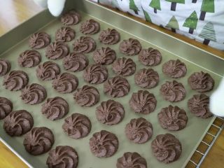 19、真正有巧克力的巧克力曲奇,出炉放凉