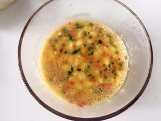 7、洋葱圈煎蛋饼-可以和宝贝抢着吃的美食,充分搅拌均匀(玉米淀粉不结块)