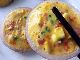 10、洋葱圈煎蛋饼-可以和宝贝抢着吃的美食,盖上盖子,小火煎至鸡蛋液表面凝固即可(5分钟左右,注意观察,不要煎过头)