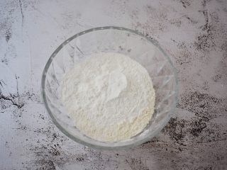 6、煎薄罉,取一个大碗:放入面粉、糯米粉