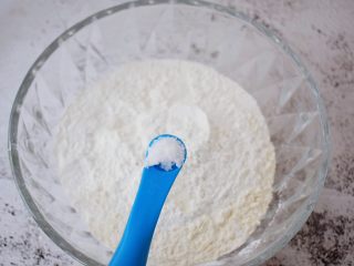 8、煎薄罉,加入盐