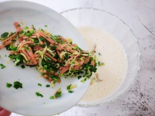 12、煎薄罉,加入刚才炒好的配料