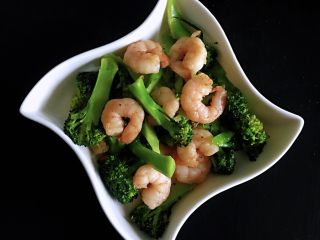 5、西兰花炒虾仁，经典中一直透着时尚,成品。