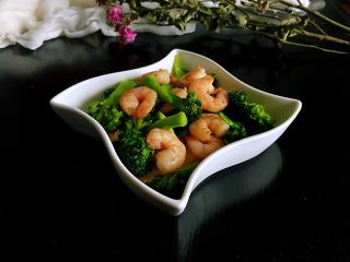 6、西兰花炒虾仁，经典中一直透着时尚,成品。