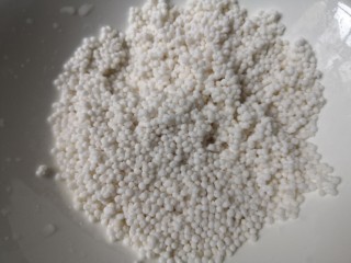 11、西米紫薯球,西米加一点点水打湿。