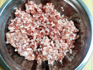 4、萝卜肉丸汤,准备好肥瘦肉馅。