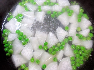 11、萝卜肉丸汤,加入800ml水，大火烧开。