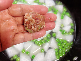 12、萝卜肉丸汤,用手或者勺，团成一个个肉丸子。