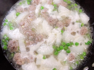 14、萝卜肉丸汤,下锅的肉丸轻轻的搅拌开，中火烧至。