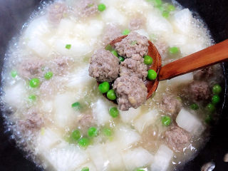 16、萝卜肉丸汤,中火慢炖2分钟，肉丸都已熟了，可以出锅了。