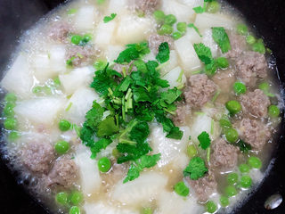 17、萝卜肉丸汤,关火，撒上香菜末，搅拌均匀即可。