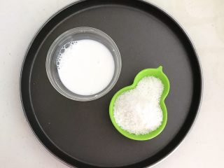 1、美味小零食   无油版红薯椰香小方,椰蓉和纯牛奶