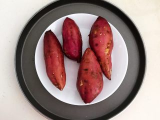 2、美味小零食   无油版红薯椰香小方,把有机栗面红薯清洗干净