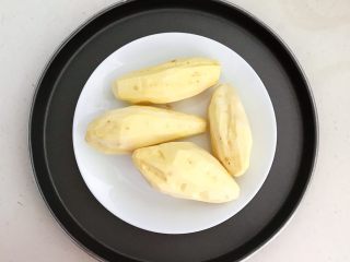 3、美味小零食   无油版红薯椰香小方,给红薯削皮