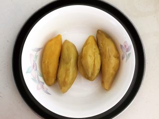 7、美味小零食   无油版红薯椰香小方,把蒸熟的红薯取出来，放入一个大碗里