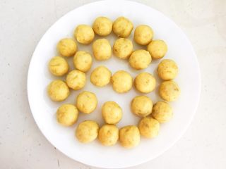 12、美味小零食   无油版红薯椰香小方,把椰蓉红薯泥搓成直径2㎝的小球