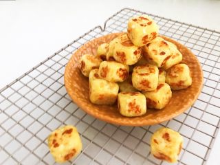 18、美味小零食   无油版红薯椰香小方,香甜软糯的红薯椰蓉小方，椰香浓郁，香甜可口，营养丰富，这是一款非常好吃的小零食，很适合宝宝食用~