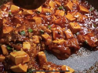6、麻辣鲜香的麻婆豆腐,下青蒜叶翻炒均匀，勾芡起锅