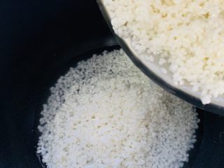 2、糯米烧麦,糯米提前浸泡8小时 用电饭锅 蒸熟 备用