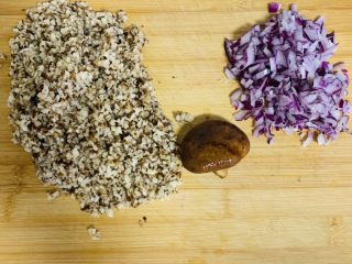 3、糯米烧麦,干香菇提前泡发切碎、洋葱切碎