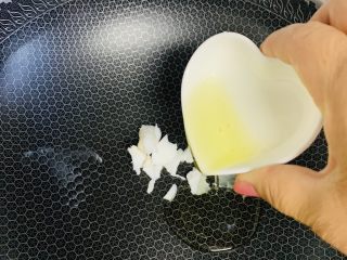 4、糯米烧麦,炒锅加入猪油、玉米油