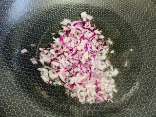 5、糯米烧麦,加入洋葱碎