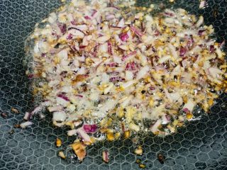 6、糯米烧麦,炒制金黄色