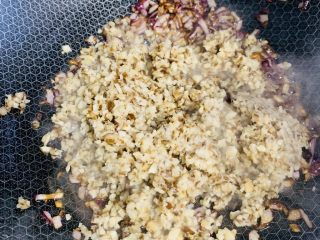 7、糯米烧麦,加入香菇翻炒