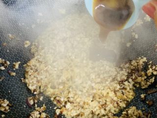 8、糯米烧麦,加入蚝油