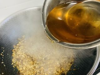 11、糯米烧麦,加入适量的泡香菇的水继续翻炒 