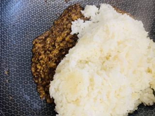 12、糯米烧麦,蒸熟的糯米倒入锅中 继续翻炒均匀即可