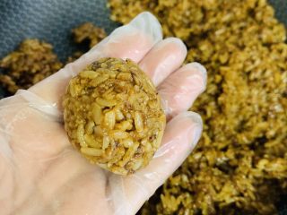 13、糯米烧麦,取40克左右 团成小球