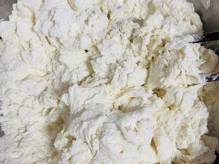 15、糯米烧麦,白鲨饺子粉用180克的开水烫一下 用筷子搅拌成絮状