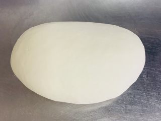 16、糯米烧麦,再将剩余的温水一点一点的加入 揉成光滑细腻柔软的面团