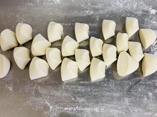 18、糯米烧麦,切成25克左右的小面剂子