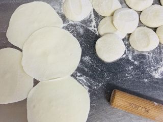 19、糯米烧麦,擀成饺子皮