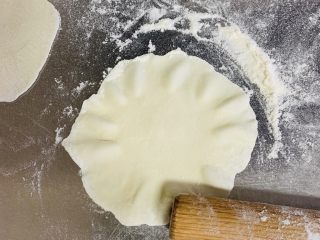 20、糯米烧麦,在用擀面棍尾部 再次把饺子皮边缘擀薄 这样我们的烧麦皮就好了