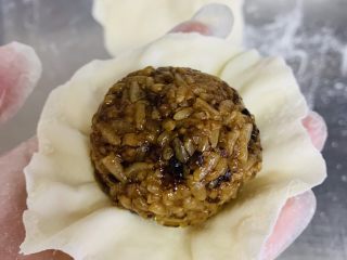 21、糯米烧麦,取糯米烧麦馅料放入烧麦皮中间