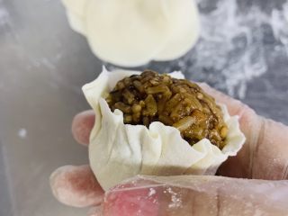 22、糯米烧麦,利用大拇指和食指????捏住中间的位置收拢